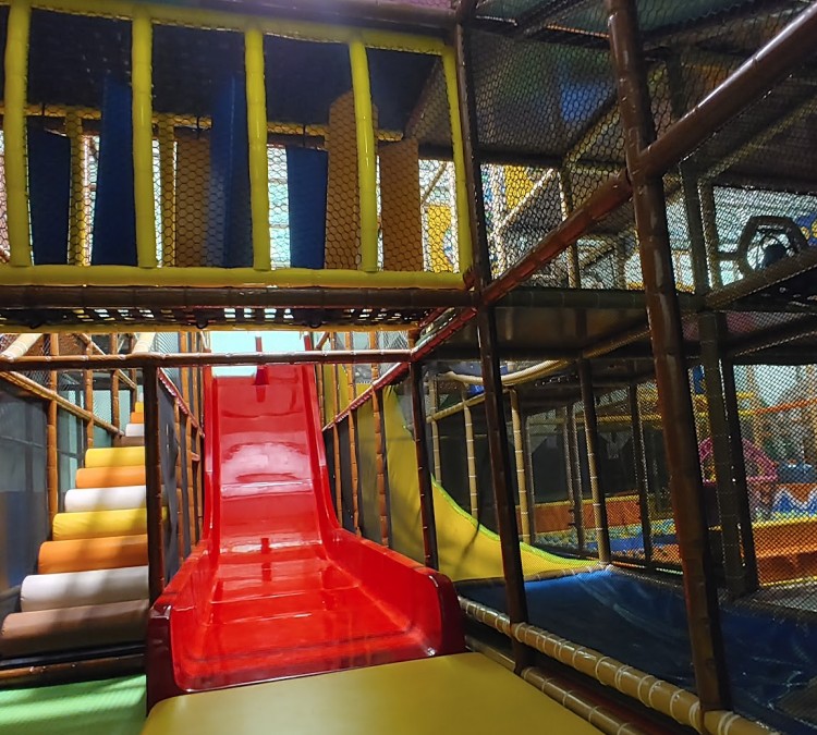 hudson-gng-jungle-gym-indoor-playground-3d-blacklight-mini-golf-arcade-photo